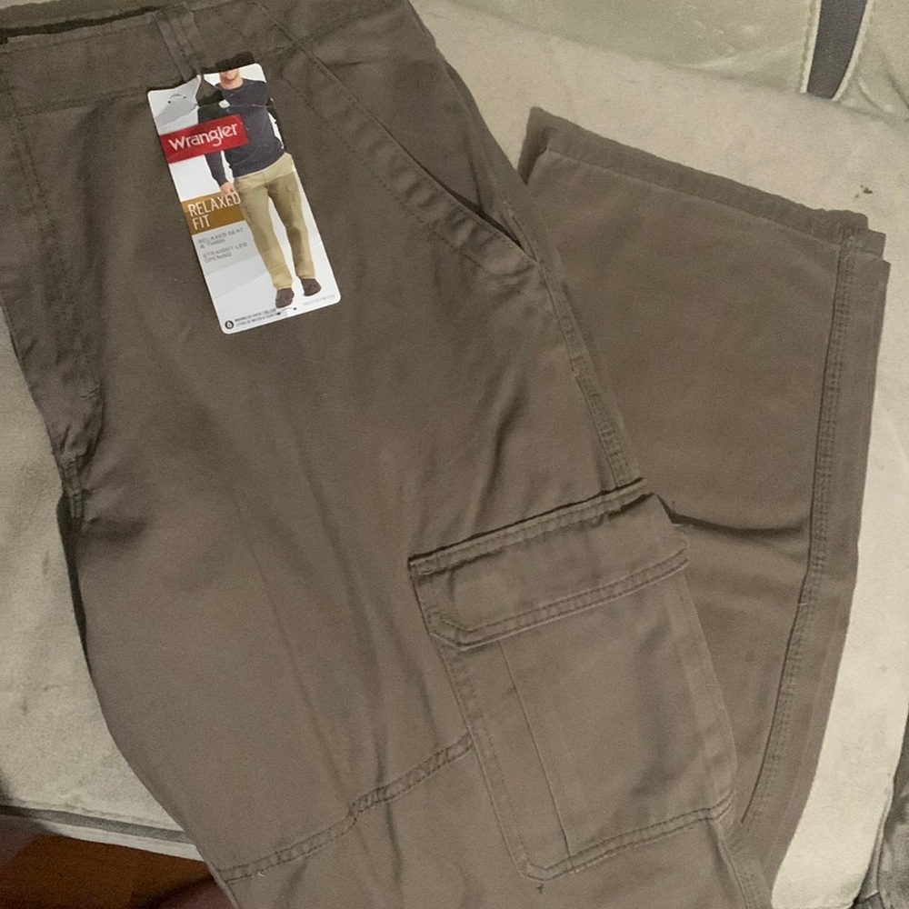 Wrangler Cargo Pants . Size 38-30 NWT. Relaxed Fit